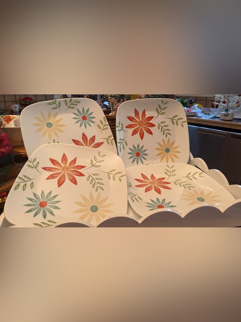 Set Of 4 CORELLE HAPPY DAYS PATTERN 9” LUNCHEON PLATES VTG. Retired